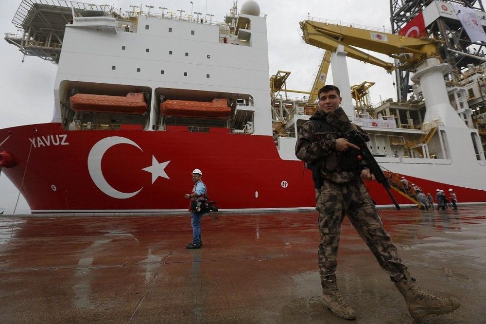 Военные охраняют турецкое поисковое судно
