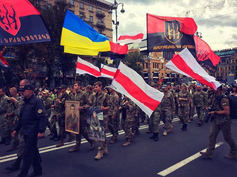 Белорусские боевики в Киеве в колоннах украинских радикалов