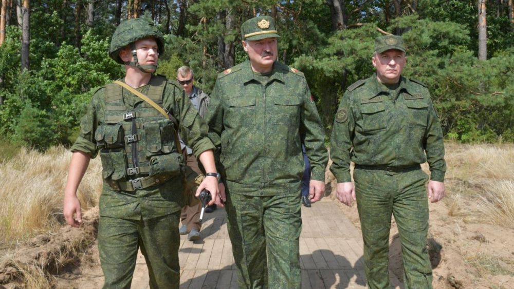 Александр Лукашенко на полигоне под Гродно.