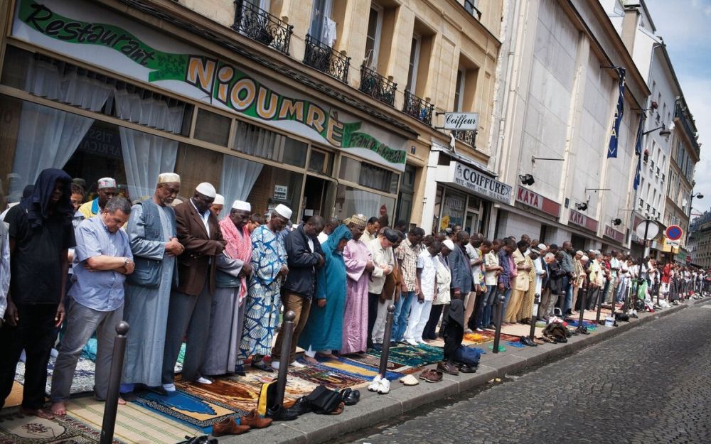 Мусульмане на молитве в центре Парижа