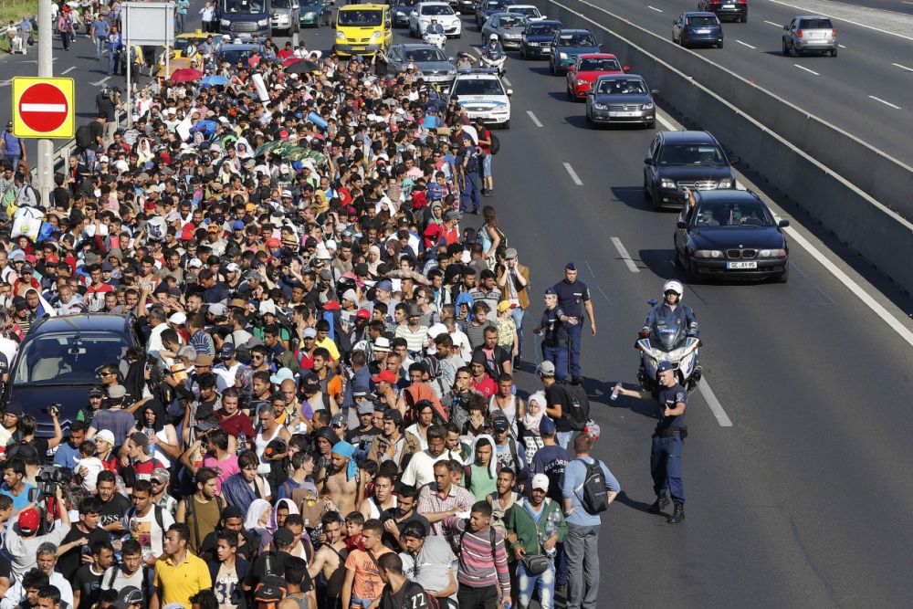 Толпы иммигрантов с Востока прорываются в Европу