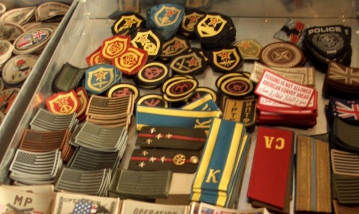 Никаких подделок: знаки «Гвардия» сделаны на Ленинградском монетном дворе. Ассортимент обновлялся ежедневно. Декабрь 2004 г., «Зеленая зона», Багдад