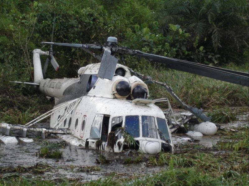 Украинский вертолет Ми-8 миссии ООН доставил гуманитарную помощь в г. Воинджама, Либерия. 6 октября 2005