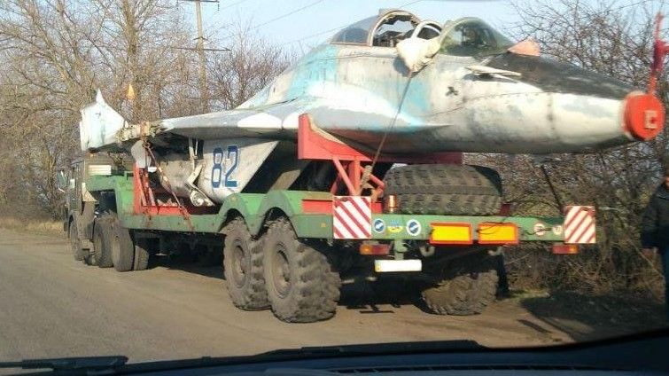 МиГ-29УБ бортовой номер 82, выпущенный в 1991 году, следует на Львовский государственный авиационный ремонтный завод, 2020 г.