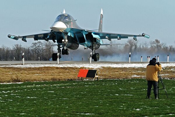 Посадка бомбардировщика Су-34 ВКС РФ на автомобильную дорогу