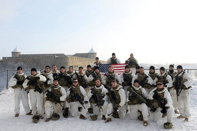 Американские военнослужащие на российско-эстонской границе на фоне древней русской крепости Иван-город