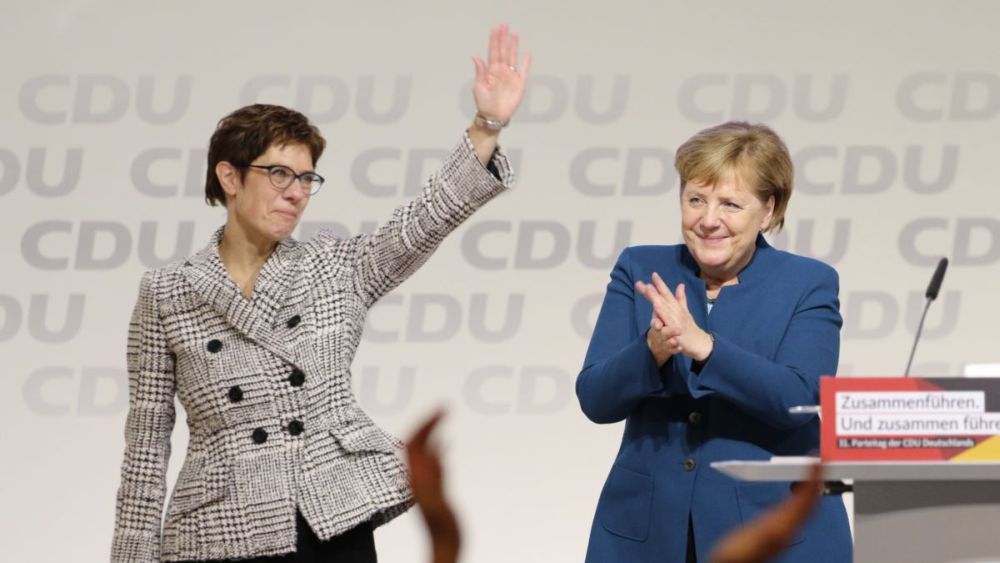 Протеже Меркель отказалась от претензий на пост канцлера