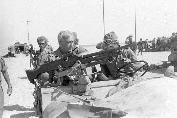 1973 г. А. Шарон вблизи переправы через Суэц
