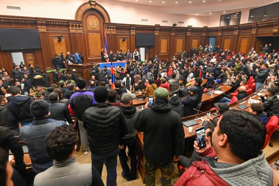 Захват парламента протестующими в Ереване