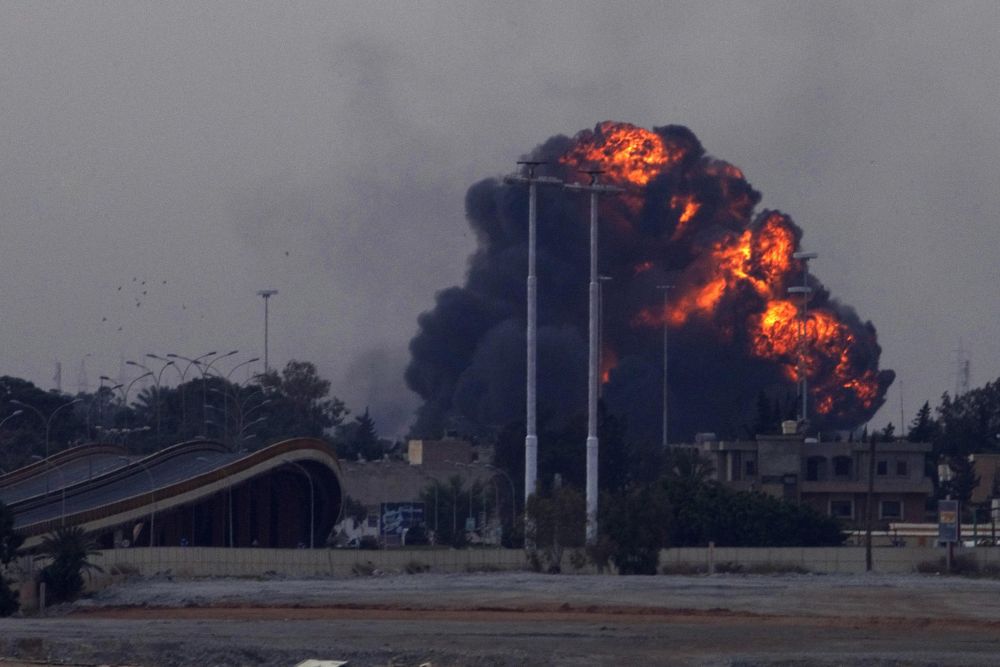 Самолеты Франции и других стран НАТО бомбят Ливию