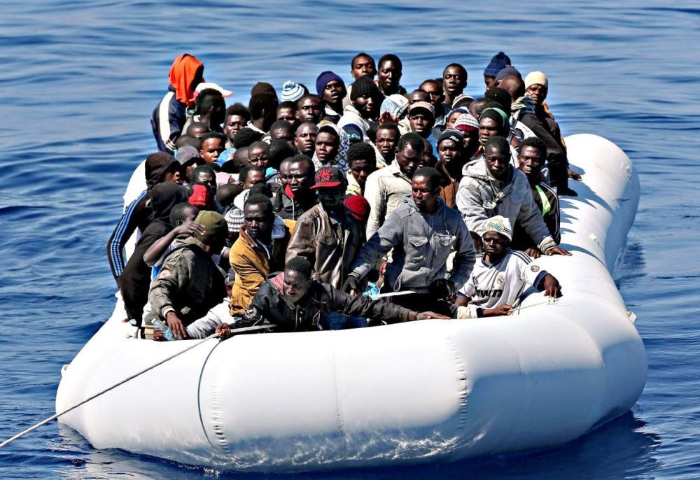 Беженцы плывут в Европу через Средиземное море