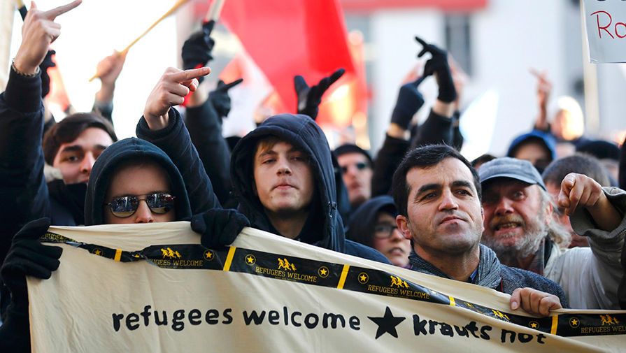Европейцы приветствуют мигрантов