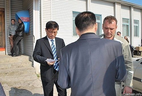 Делегация южнокорейских парламентариев на российском острове Кунашир в 2011 году