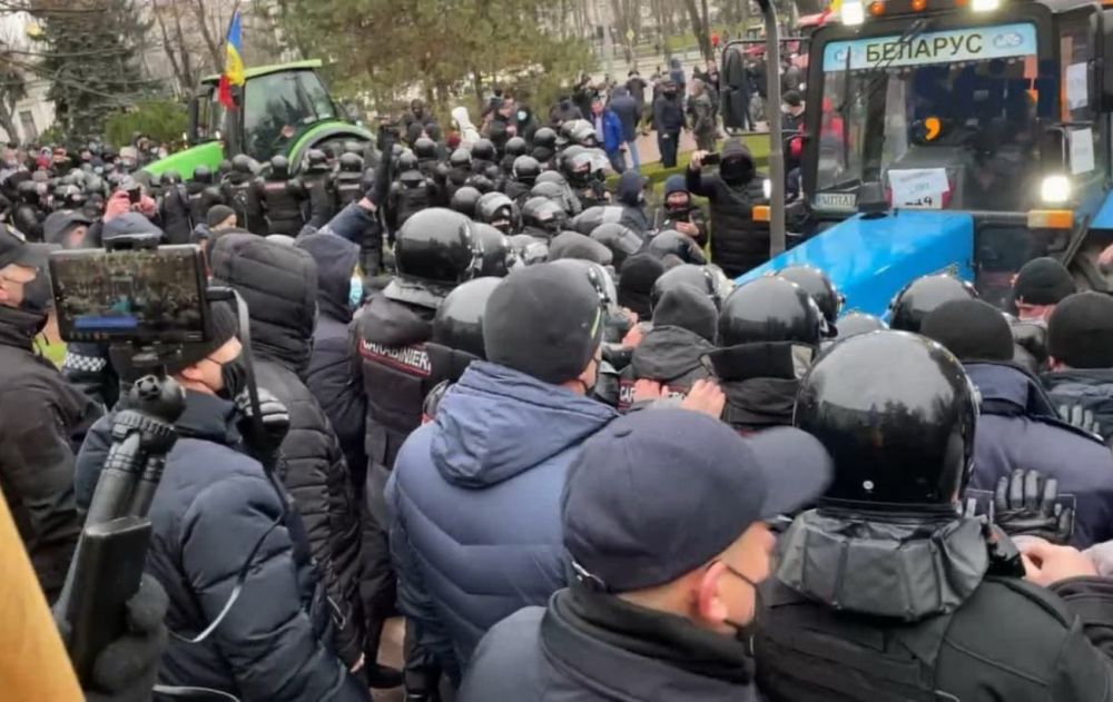 Протесты в Кишинёве уже назвали «тракторным майданом»