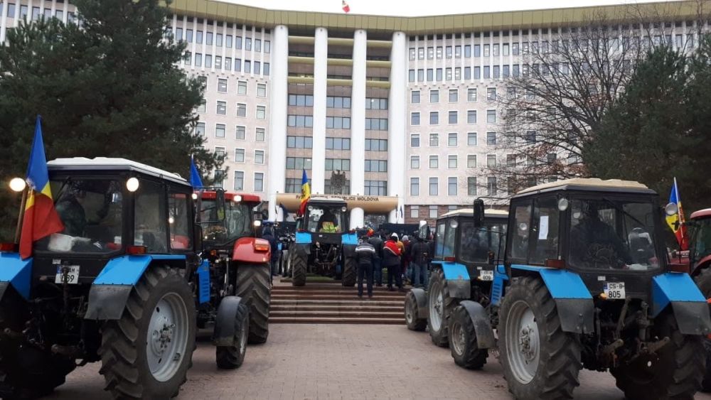 Протесты в Кишинёве уже назвали «тракторным майданом»