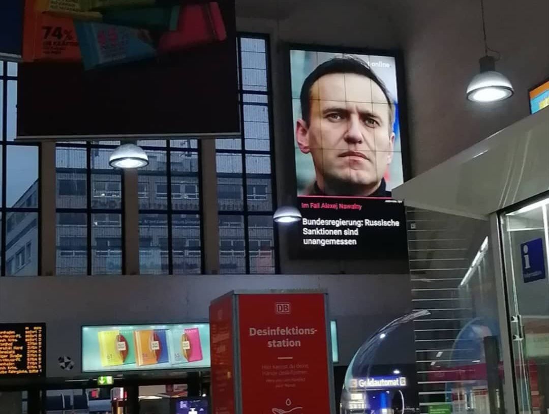 Портрет Навального в одном из европейских аэропортов.
