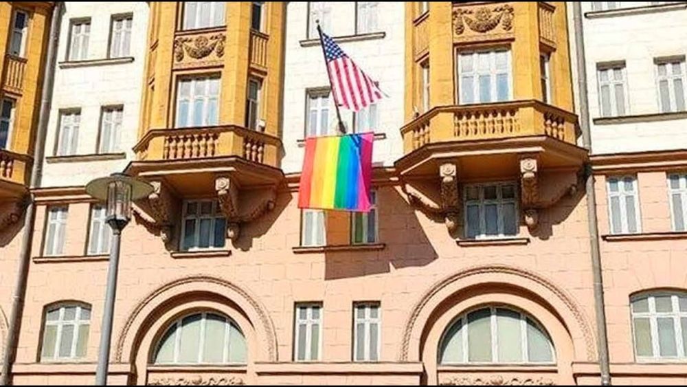 Флаг ЛГБТ на здании посольства США в Москве
