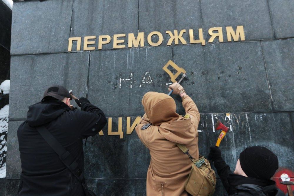 Вандалы оскверняют Монумент Славы, Львов