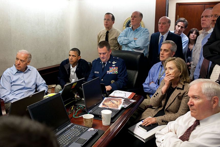Обама, Байден и «ближний круг» наблюдают за убийством Бен Ладена 2 мая 2011 года. Блинкен у двери: «побочный ущерб» – ещё 4 убитых, включая женщину из обслуги