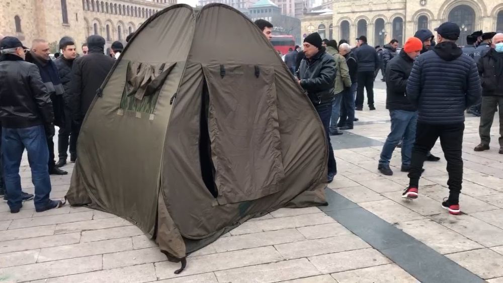 В Ереване установили палатки – объявлен бессрочный протест