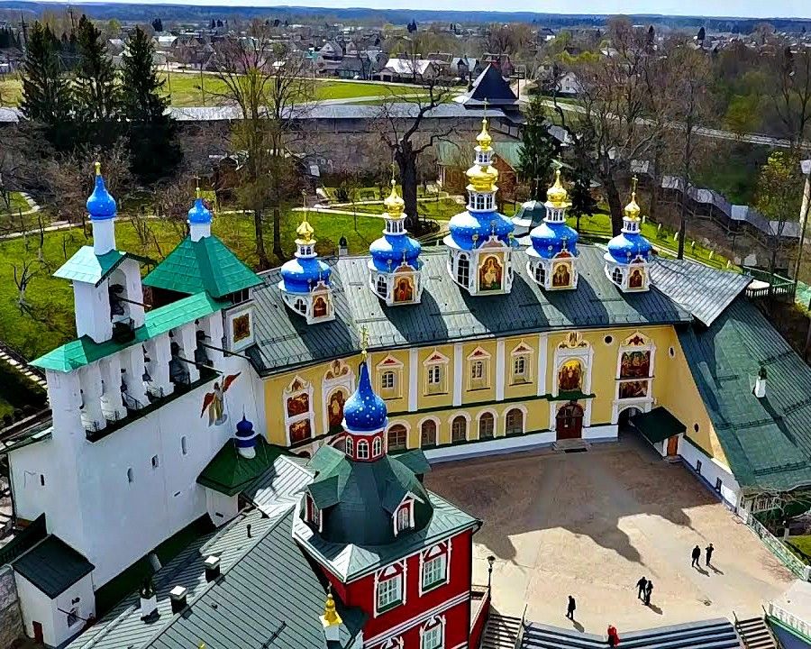 Исторический Псково-Печерский монастырь, на территорию которого претендует Эстония