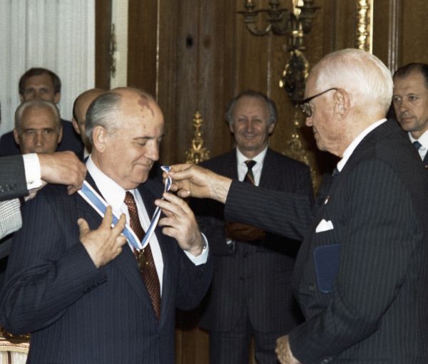 Горбачёву вручают орден архонтов