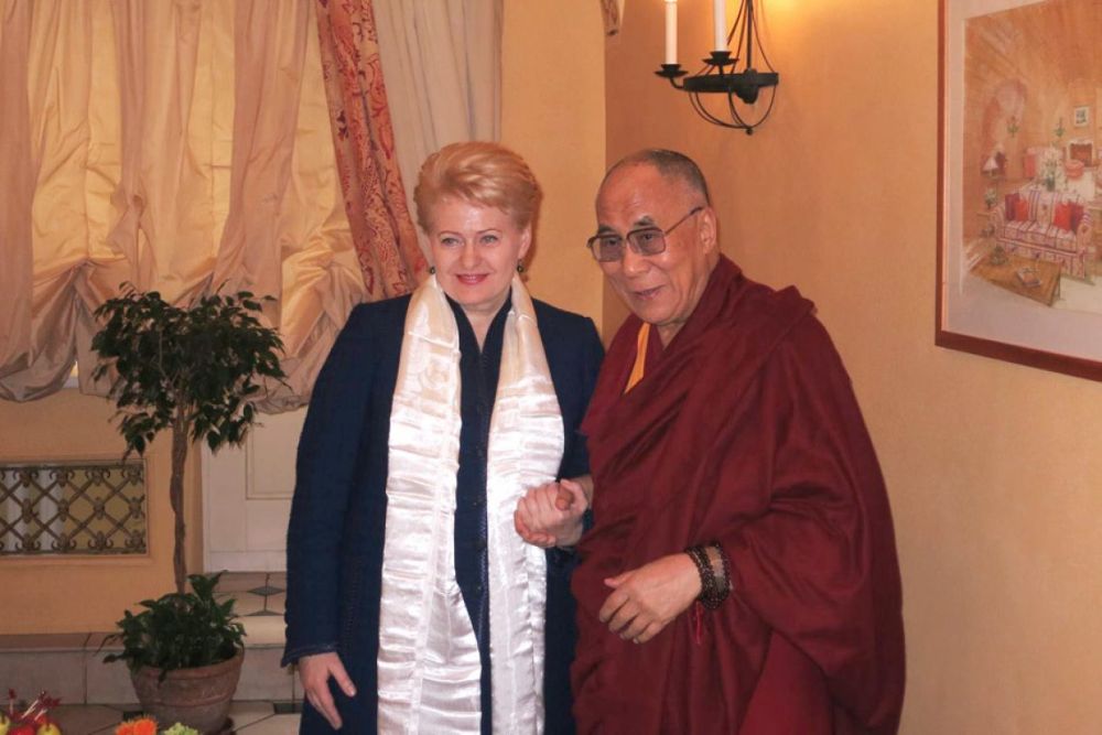 В 2013 году президент Литвы Даля Грибаускайте встретилась в Вильнюсе с тибетским Далай-ламой