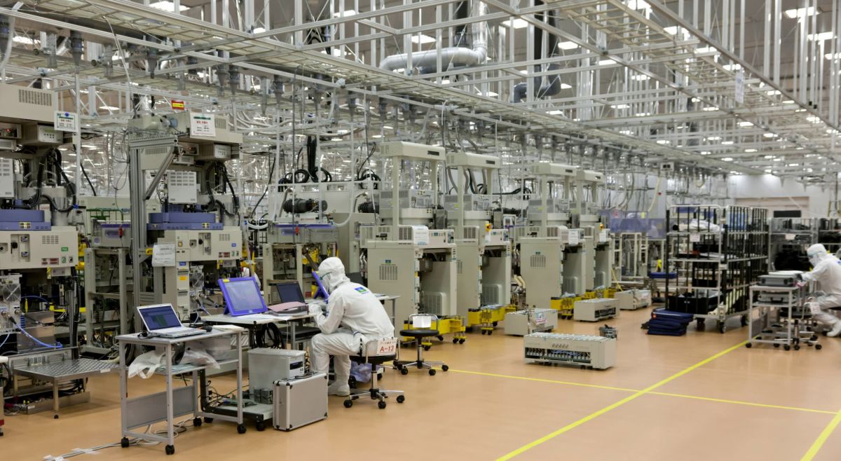 Современный завод по производству полупроводников