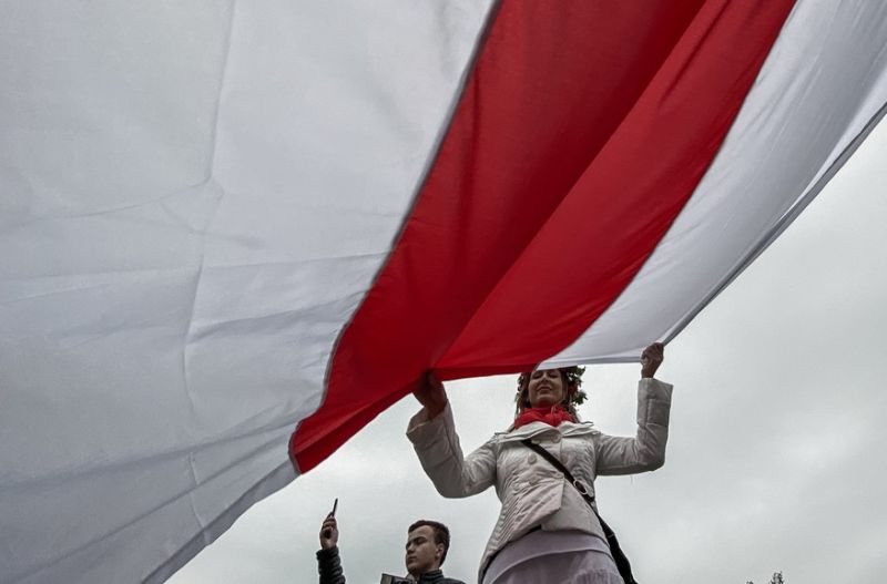 Бело-красно-белый флаг на оппозиционном мероприятии в Москве