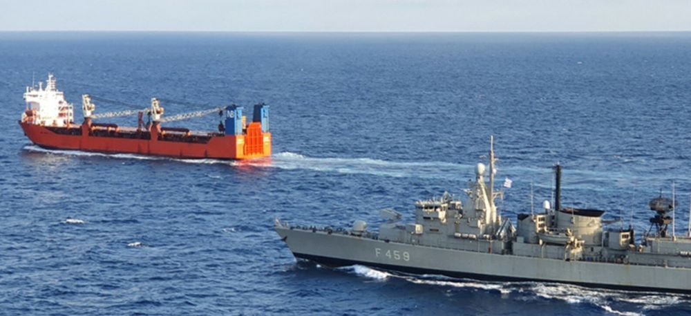 Преследование российского судна боевым кораблем ВМС Греции в международных водах
