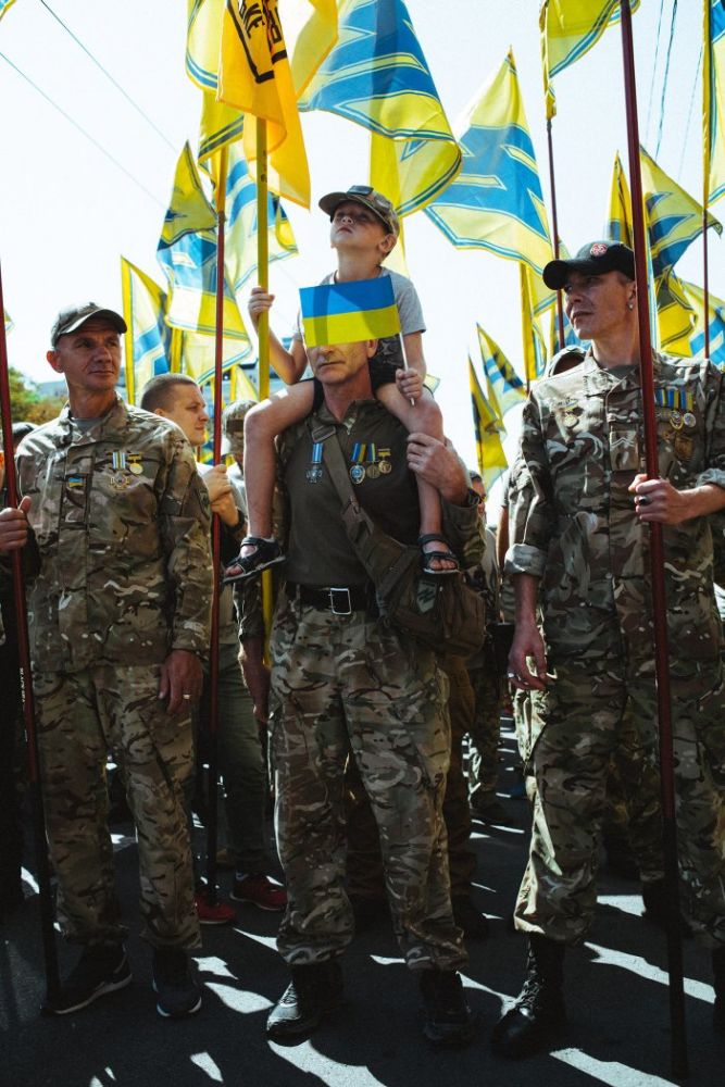 Азов – не единственная крайне правая группировка на Украине, но в настоящее время самая большая и влиятельная.