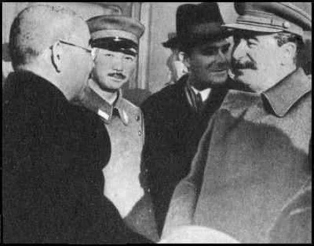 Хотя Сталин попрощался с японским министром в Кремле, затем неожиданно он появился на вокзале, чтобы лично проводить Мацуоку.