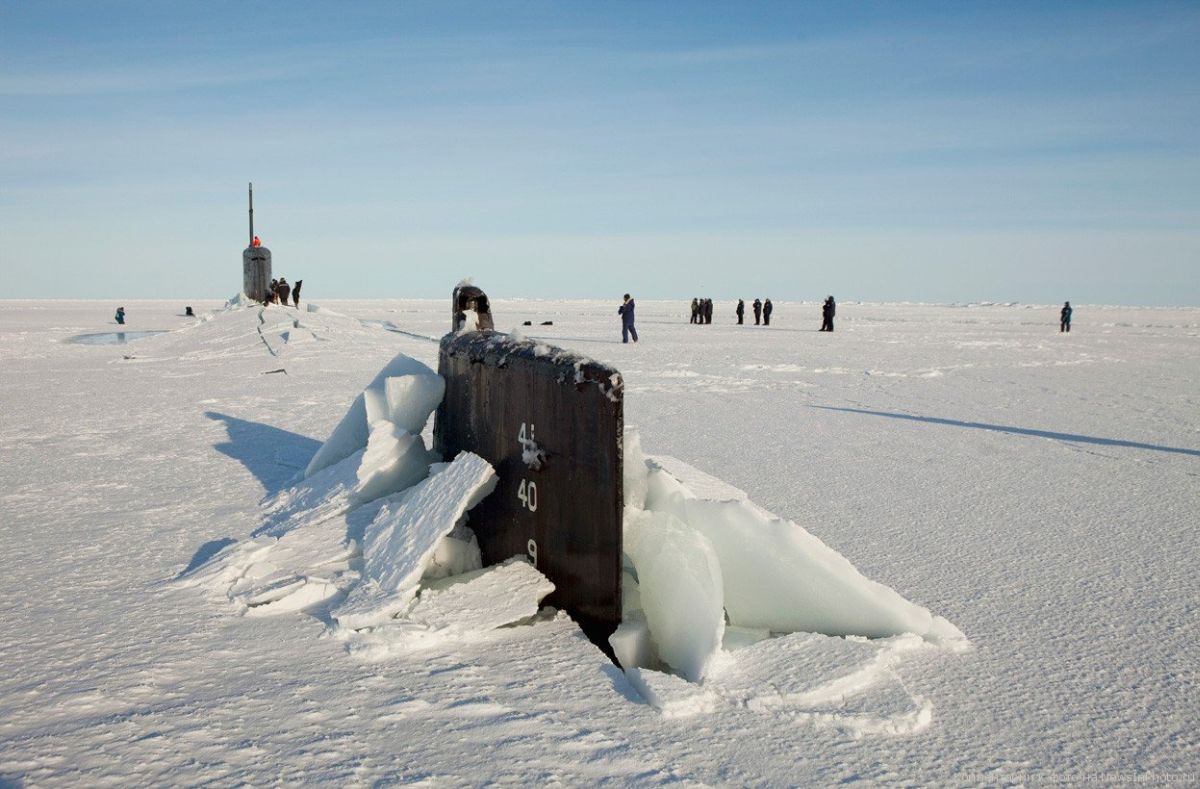 Российские подлодки всплывают на Северном полюсе