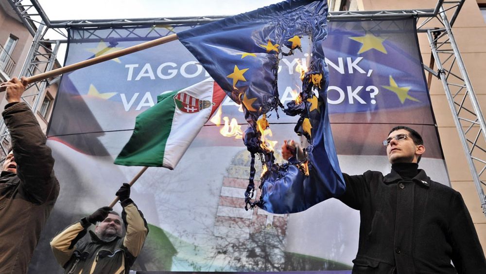 Националисты в Венгрии сжигают флаг ЕС