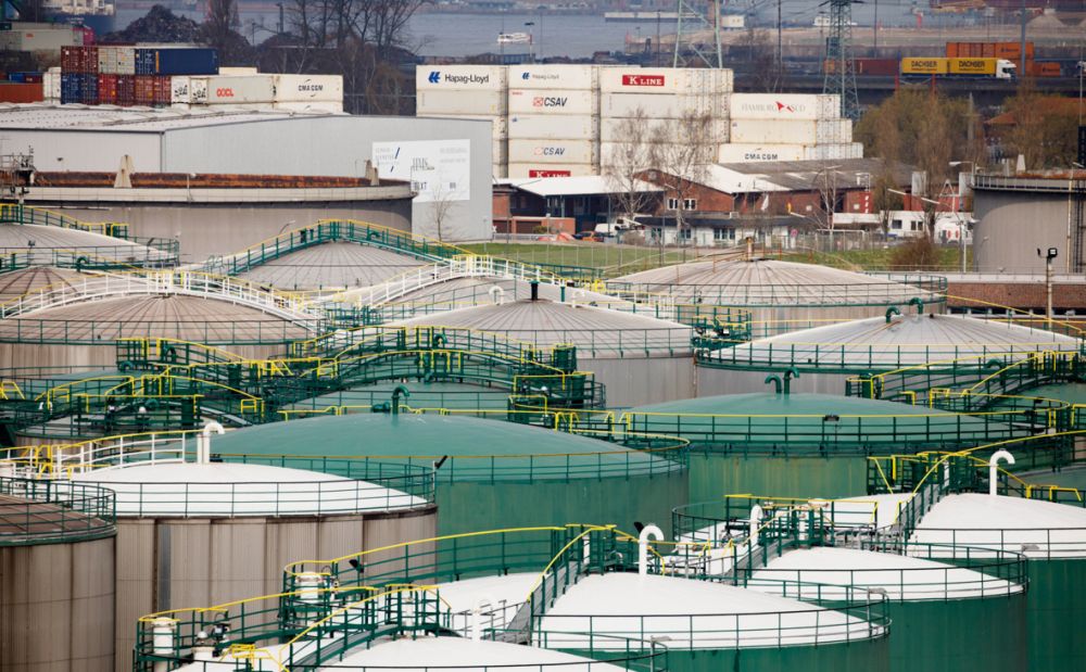 Запасы нефти в хранилищах большинства стран мира за время действия ограничений на производственную деятельность стали иссякать.