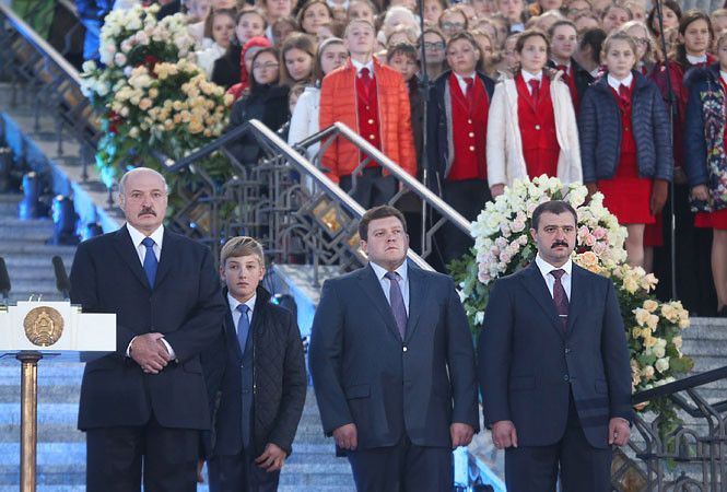 А. Лукашенко и сыновья от младшего к старшему: Николай, Дмитрий и Виктор