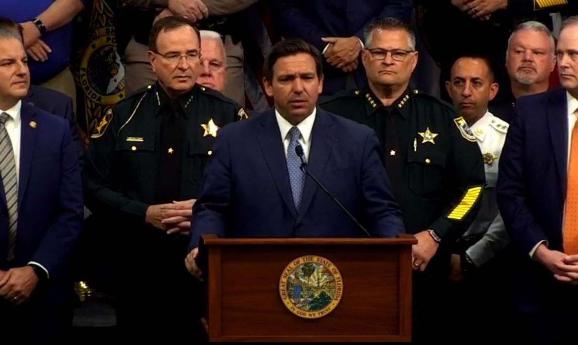 19 апреля губернатор штата Флорида Рон ДеСантис подписал закон, направленный на предотвращение массовых беспорядков. 