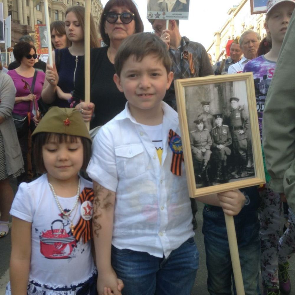 Правнук Нуры с фотографией прадеда Нуры Алиева и его боевых друзей