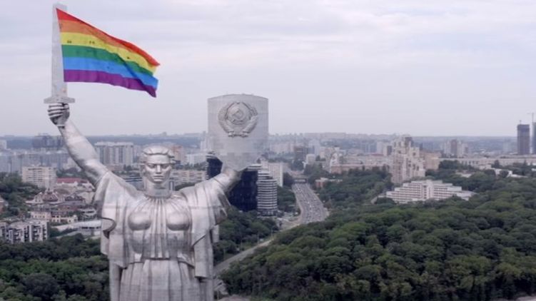 В Киеве повесили флаг ЛГБТ на меч Родины-матери.