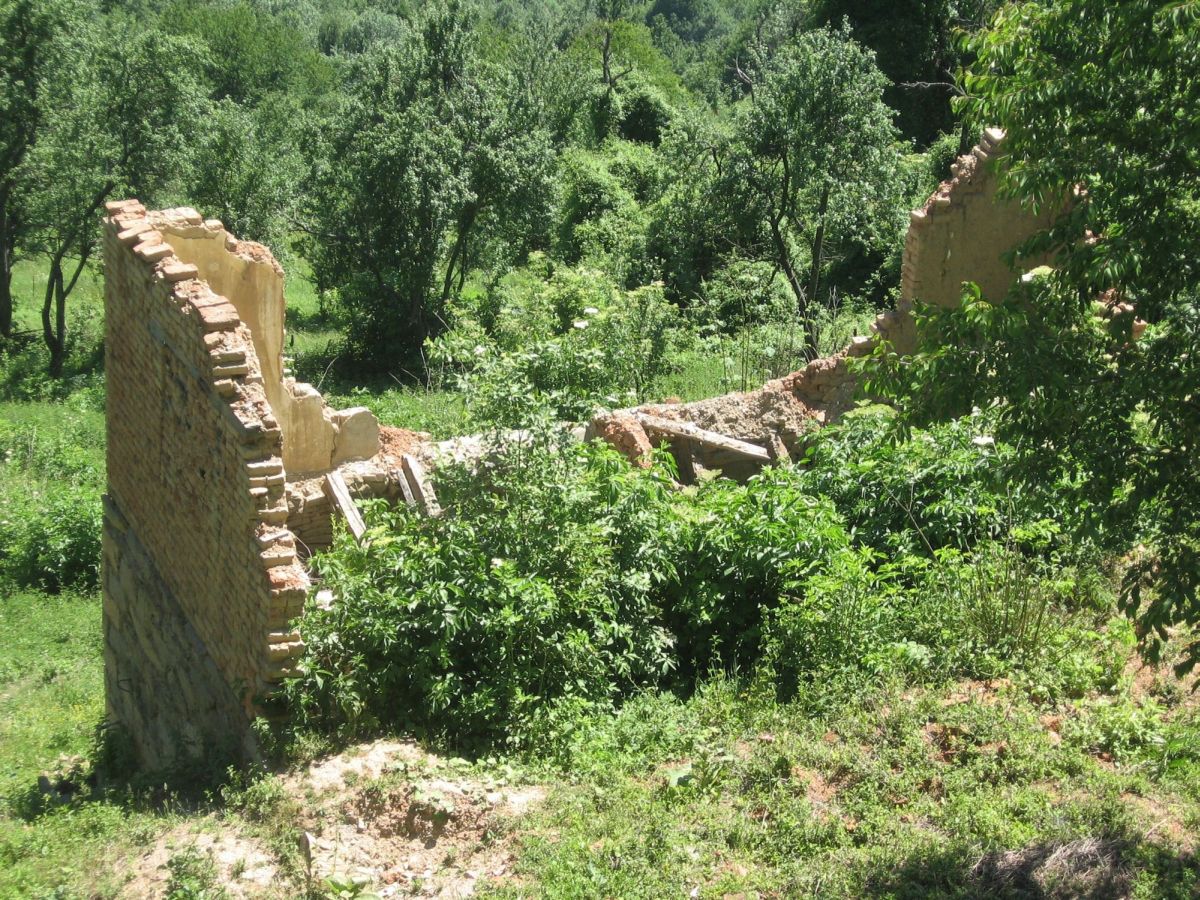 Руины сербских деревень, атакованных боевиками Сребреницы