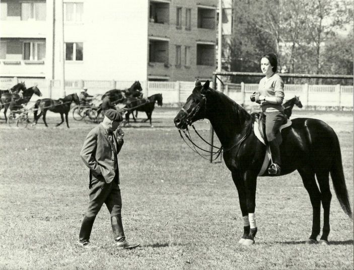 Олимпийская чемпионка по конной выездке Елена Петушкова с тренером Г.Т. Анастасьевым, середина 1960-х годов