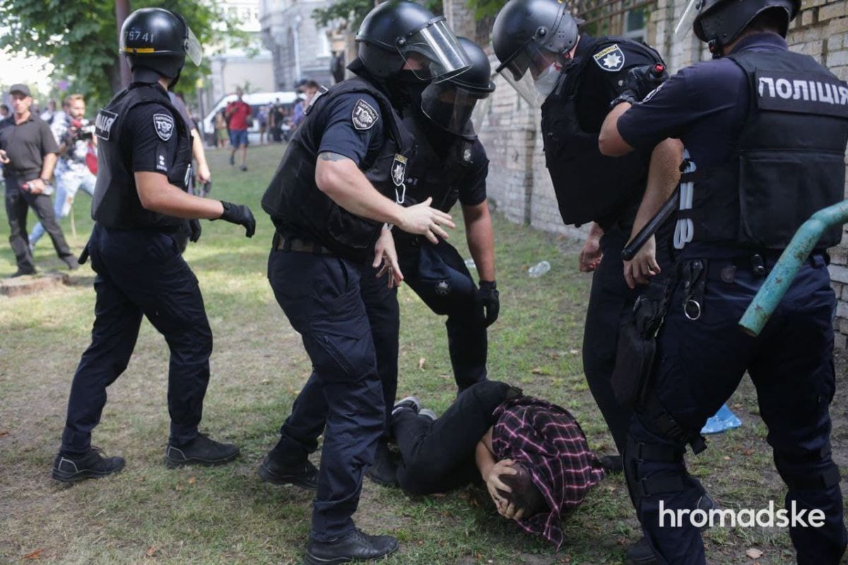 Украинская полиция избивает противников ЛГБТ в Киеве под офисом Зеленского