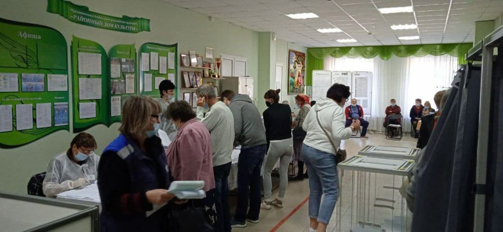 Жители ДНР – граждане РФ – на избирательном участке в Ростовской области