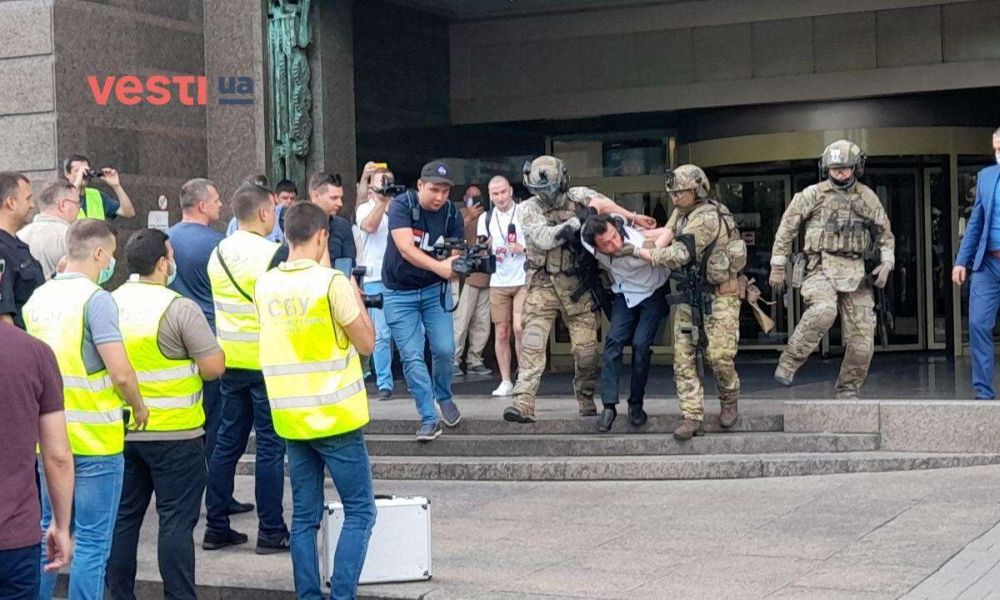 Задержанного террориста Каримова выводят из киевского ТРЦ