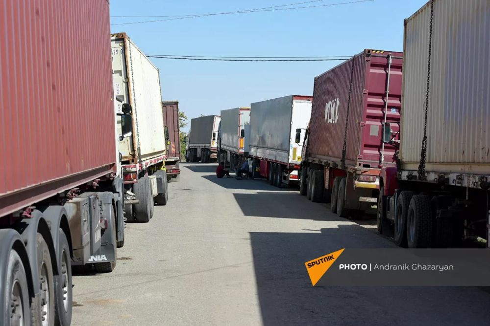 Пробки на заблокированных азербайджанцами дорогах Сюника