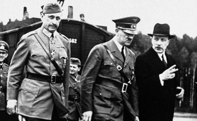 Слева направо: президент Финляндии Ристо Рюти, Гитлер и фельдмаршал Карл Маннергейм, 17 июня 1942 года (Фото: AP/TASS)