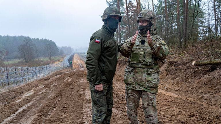 Британские военные инструктируют личный состав 16-й механизированной дивизии ВС Польши