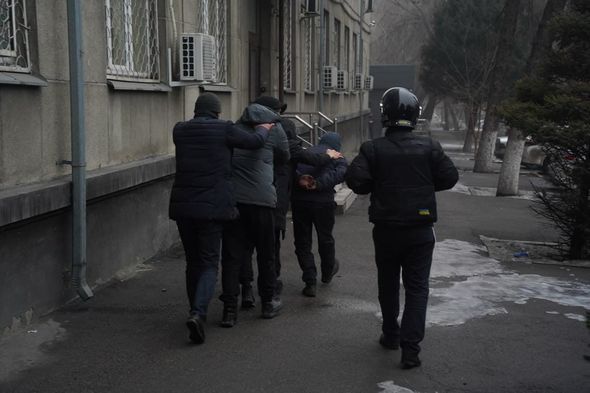 Спецназ конвоирует задержанных по улице Алма-Аты