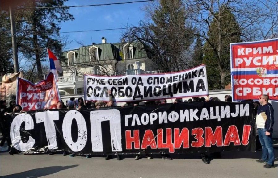 Перед посольством Украины в Белграде под флагами Сербии и России прошёл митинг поддержки Российской Федерации и Донбассу.