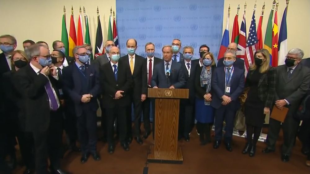 Западные члены СБ ООН (США, Великобритания. Франция) и их сателлиты дают пресс-конференцию после заседания СБ ООН 25 февраля